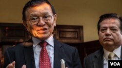 Kem Sokha, former leader of the now-banned Cambodia National Rescue Party (CNRP), speaks to media as he departs his residence for the Phnom Penh municipal court for his trial on January 22, 2020. (Tum Malis/VOA Khmer)