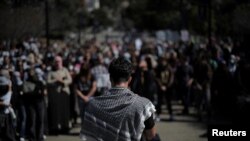 ক্যালিফোর্নিয়ার বার্কলের কলম্বিয়া বিশ্ববিদ্যালয়ে ফিলিস্তিনি ছাত্র বিক্ষোভকারী মাহমুদ খলিলকে যুক্তরাষ্ট্রের অভিবাসন এজেন্টরা গ্রেপ্তার করার পরে জনগণ একটি বিক্ষোভে অংশ নেয়। ১১ মার্চ, ২০২৫। 