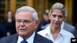 باب منندز همراه با همسرش