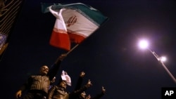 伊朗学生挥舞伊朗国旗