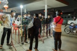 រូប​ឯកសារ៖ សកម្មភាពអាជ្ញាធររឹតបន្តឹងចរាចរតាមដងផ្លូវអំឡុងបំរាមគោចរក្នុងរាជធានីភ្នំពេញ ពីម៉ោង ៨យប់ដល់ ៥ព្រឹក កាលពីថ្ងៃទី ០៨ ខែមេសា ឆ្នាំ២ ០២១ កន្លង​ទៅ។ (ទុំ ម្លិះ/វីអូអេ)