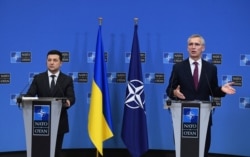 Ukraina rahbari Volodimir Zelenskiy va NATO Bosh kotibi Yens Stoltenberg Bryusselda matbuot anjumanida, 16-dekabr, 2021