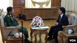 Genaral Min Aung Hlaing (L) speaks to VOA Burmese Service Chief Than Lwin Htun in an exclusive interview in Naypyitaw, Myanmar, Nov. 22, 2014.