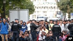 مهاجرین در جاده های پاریس در انتظار منتقل شدن به سرپناه های موقتی