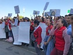 រូបឯកសារ៖ បុគ្គលិកក្រុមហ៊ុនណាហ្គាវើសដ៍ (NagaWorld) ធ្វើ​កូដកម្ម​នៅ​ខាង​មុខ​កាស៊ីណូណាហ្គា​វើសដ៍ នៅ​រាជធានី​ភ្នំពេញ​ ទាមទារ​ឲ្យ​ក្រុម​ហ៊ុន​ដោះ​ស្រាយ​បញ្ហា​រំលោភ​សិទ្ធិ​ការងារ នៅ​ថ្ងៃទី​៩ ខែមករា ឆ្នាំ​២០២០។ (កាន់ វិច្ឆិកា/វីអូអេ)