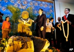 ឧបនាយករដ្ឋមន្រ្តីសុខ អានឈរ​នៅ​ក្បែរថ្មរ​ភក់​មាន​អាយុ​ជាង​១០សតវត្សរ៍​របស់កម្ពុជា។