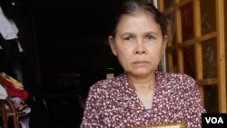 ម្តាយ​របស់​លោក គឹម សុខ ​អ្នកស្រី ជូ សាមិ អាយុ៥៥​ឆ្នាំ រស់នៅ​ក្នុងទីក្រុងភ្នំពេញ ជាមួយកូន​របស់​អ្នកស្រី។ អ្នកស្រីបានថ្លែង​ប្រាប់ ​VOA ថា​អ្នក​ស្រី​មិន​បានដឹងថា​កូនប្រុស​ធ្វើ​ជា​អ្នកវិភាគនោះទេ មុន​ពេល​លោក​ត្រូវបាន​ប្តឹងដោយ​លោកនាយករដ្ឋមន្រ្តី ហ៊ុន សែន។(ស៊ុន ណារិន/VOA)