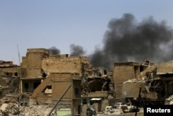 Dim se uzdiže usled borbi za Stari grad u Mosulu, 10. jula 2017.