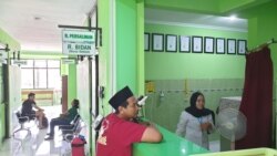 Layanan di Puskesmas Tegalrejo yang dikunjungi Mary Elizabeth Donaldson. (Foto:VOA/ Nurhadi)