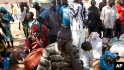 'Yan gudun hijira sandiyar hare-haren 'yan Boko Haram sun karban kayayyakin agaji da suka hada da abinci a sansanin 'yan gudun hijira a Yola.