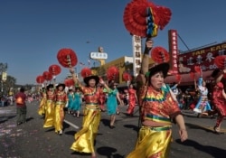 Warga Los Angeles, California menyambut datangnya Tahun Baru Imlek sebelum pandemi (foto: dok).
