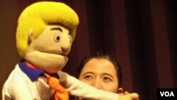 Salah satu pementasan teater boneka dari Filipina dalam Festival Wayang Internasional di Bandung, 12-13 September 2013 (foto: R. Teja Wulan/VOA).