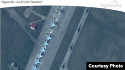 Wannan hoto da NATO ta saki Afrilu 10, 2014 na nuna jiragen sama na yaki, da jirage masu saukar ungulu a sansanin sojin sama na Primorko-Akhtarsk, Rasha, kusa da Ukraine. (DigitalGlobe/NATO ACO PAO)