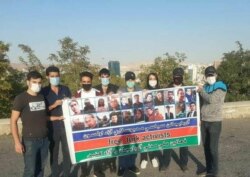 Təbrizdə bir parkda toplaşan gənclər saxlanılan türk fəallara azadlıq tələb edir