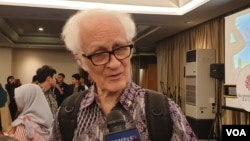 Rohaniwan Katolik Magniz Suseno menyerukan pemerintah menghentikan pendekatan kekerasan terhadap warga Papua. (VOA/Rio Tuasikal)