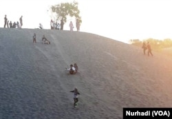 Sejumlah remaja bermain sandboarding di gumuk pasir Parangtritis Yogyakarta. (Foto: VOA/Nurhadi)