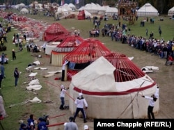 People participate in a yurt-building competition at the World Nomad Games (RFE/RL)