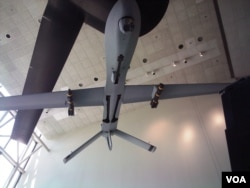 华盛顿史密森国家航空航天博物馆展出的一架携带两枚导弹的“掠食者”无人机。（资料照）