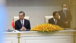 លោករដ្ឋមន្ត្រីការបរទេសចិន Wang Yi និងលោកនាយករដ្ឋមន្ត្រី ហ៊ុន សែន នៅឯវិមានសន្ដិភាព ក្នុងរាជធានីភ្នំពេញ កាលពីថ្ងៃទី១២ ខែតុលា ឆ្នាំ២០២០។ (អូន ឆេងប៉រ/វីអូអេ)