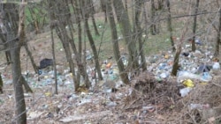 Otpad u šumi iznad rijeke Ljubine