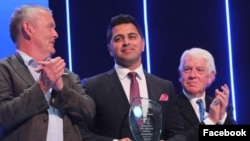 داکتر وحید آرین در حالی که جایزۀ بین المللی صلح رویتری را دریافت کرد.