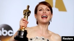 Aktris Julianne Moore berpose dengan Oscar yang ia menangkan sebagai aktris terbaik dalam perannya di "Still Alice" pada Academy Awards ke-87 di Hollywood, California, 22 Februari 2015.