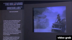 سرباز آمریکایی روی تانک در حال فیلمبرداری - نمایشگاه «فیلمبرداری از اردوگاه ها» در موزه هولوکاست لس آنجلس