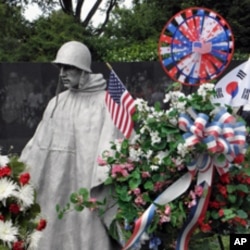 首尔大学商学院63届毕业生敬献花圈，向美军将士致敬