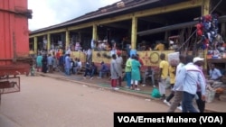 Au marché de Nyawera les activités se déroulent normalement, Bukavu, Sud-Kivu, RDC, 15 novembre 2017. (VOA/Ernest Muhero)