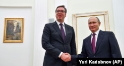 Predsednici Rusije i Srbije Vladimir Putin i Aleksandar Vučić rukuju se tokom susreta u Moskvi, 2. oktobra 2018.