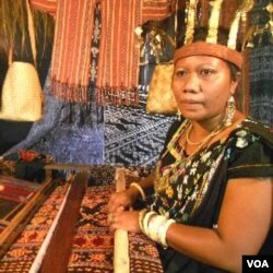 Alfonsa Horeng, seniman tenun ikat Flores memperagakan cara menenun pada pameran 'Adiwastra Nusantara' (19/2).