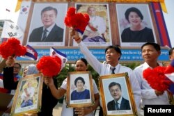 មន្ត្រីរាជការកម្ពុជាបានចូលរួមស្វាគមន៍ប្រធានាធិបតីកូរ៉េខាងត្បូងលោក Moon Jae-in នៅ​អាកាសយានដ្ឋានអន្តរជាតិភ្នំពេញ ថ្ងៃទី១៤ ខែមីនា ឆ្នាំ២០១៩។