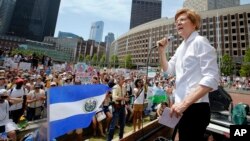 Senatorka Elizabet Voren govorti na skupu protiv razdvajanja roditelja i dece imigranata, 30. juna 2018. u Bostonu. (Foto: AP/Winslow Townson)