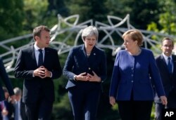 에마뉘엘 마크롱 프랑스 대통령(왼쪽부터), 테레사 메이 영국 총리, 앙겔라 메르켈 독일 총리가 지난해 5월 불가리아 소피아에서 열린 'EU-서발칸 국가 정상회의' 중 별도회담을 열었다.