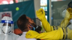 Lokacin da ake yi wa wani gwanin Cutar Coronavirus