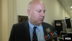 美国企业研究所经济学家史剑道早些时候接受美国之音采访 (美国之音杨晨拍摄)