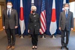 웬디 셔먼 미국 국무부 부장관(가운데)과 최종건 한국 외교부 제1차관(왼쪽), 모리 다케오 일본 외무성 사무차관이 17일 워싱턴 국무부 청사에서 3자회담을 했다.