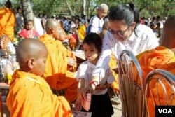 ទិដ្ឋភាព​ទូទៅ​នៅមុខ​ប្រាសាទអង្គរ​វត្ត​ ដែលបង្ហាញអំពីការរៀបចំ​កម្មវិធី​បួងសួង​សុំសេចក្តី​សុខ​ដល់កម្ពុជា, នៅទីក្រុង​សៀមរាប​, នៅថ្ងៃទី៣ ខែធ្នូ​ ឆ្នាំ​២០១៧។ (ខាន់​ សុគុំមនោ/VOA)