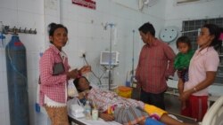 អ្នកស្រី គីម តេម វ័យ៣២ឆ្នាំ ជាជនរងគ្រោះក្នុងហេតុការបាក់អគារនៅខេត្តកែប។ អ្នកស្រី និងប្តីរបស់អ្នកស្រី ត្រូវបានគេបញ្ជូនមកដល់មន្ទីរពេទ្យនៅម៉ោងប្រមាណ ២ រសៀលនៅថ្ងសៅរ៍នេះ។ ថតនៅថ្ងៃទី០៤ ខែមករា ឆ្នាំ២០២០ នៅក្រុងកែប ខេត្តកែប។ (ខាន់ សុគុំមនោ/VOA)