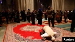 Omar Abdul-Malik melaksanakan sholat sunnah di gereja nasional Katedral Washington, menjelang acara Sholat Jumat untuk pertama kali di gereja Katedral Washington DC (14/11).