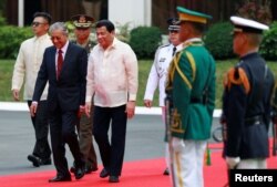 Philippine President Rodrigo Duterte and Malaysian Prime Minister Mahathir Bin Mohamad walk together during the welcoming ceremony for the Malaysian leader at the Malacanang presidential palace in Manila, Philippines, March 7, 2019.