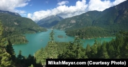 Lake Diablo’s unique, intense turquoise color is attributed to the surrounding glaciers that grind rocks into a fine powder that remains suspended in the water.