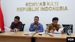 Komisioner Komnas HAM Choirul Anam (tengah) dalam jumpa pers di kantornya, Kamis (8/8). (Foto: VOA/Fathiyah)