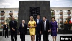 آن رامنی و همسرش در ملاقات با مقامهای لهستان،‌ورشو، ژوئیه ۲۰۱۲