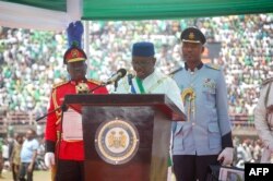 Le président de la Sierra Leone, Maada Bio, lors de son investiture à Freetown le 12 mai 2018.