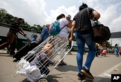 Venezuelan citizens arrive at the La Parada neighborhood of Cucuta, Colombia, on the border with Venezuela, Feb. 23, 2018.