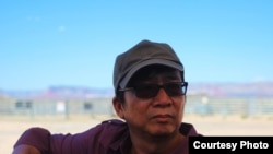 លោក ជុន ច័ន្ទបុត្រ អនុប្រធាន​វិទ្យុ​អាស៊ី​សេរី​ជា​ភាសាខ្មែរ ត្រូវ​បាន​តុលាការ​ចោទ​ប្រកាន់​ដោយសារ​ការ​បន្លំ​ខ្លួន​ចូលយក​ព័ត៌មាន​ពី​ក្នុង​ពន្ធនាគារ កាលពី​ថ្ងៃពុធ ទី១៩ ខែមេសា ឆ្នាំ២០១៧។ (រូបថត​ដកស្រង់​ចេញ​ពី​ទំព័រ​ហ្វេសប៊ុក Chun Chanboth Vuthy Huot)