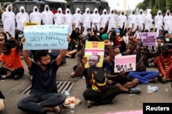 Aktivis Papua memegang plakat dalam peringatan peringatan deklarasi kemerdekaan Papua Barat dari penjajahan Belanda, di Jakarta, 1 Desember 2021. (Foto: REUTERS/Willy Kurniawan)