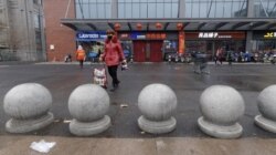 Pemandangan di luar sebuah pusat perbelanjaan di Wuhan, Provinsi Hubei, 25 Januari 2020. (Foto: Jovis dan Marissa via Reuters)