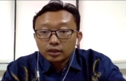 Kuasa hukum keluarga korban Muhammad Isnur saat menggelar konferensi pers soal putusan PTUN Jakarta, Rabu (4/11/2020). Foto: VOA